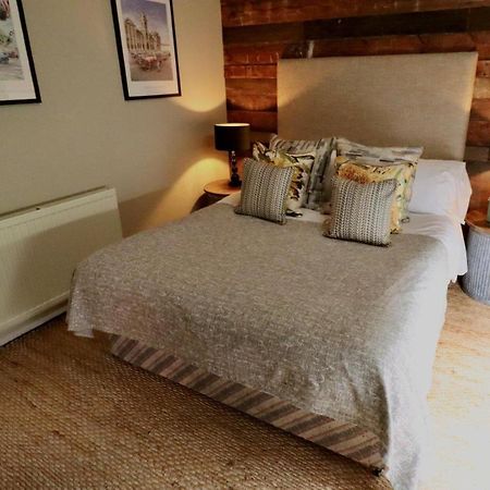 Отель The Cholmondeley Arms Wrenbury Экстерьер фото