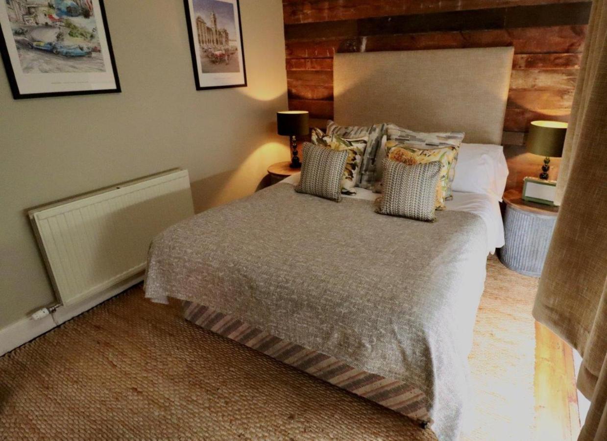 Отель The Cholmondeley Arms Wrenbury Экстерьер фото