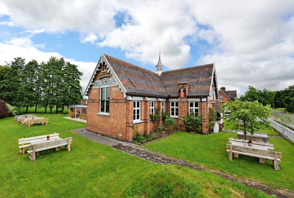 Отель The Cholmondeley Arms Wrenbury Экстерьер фото