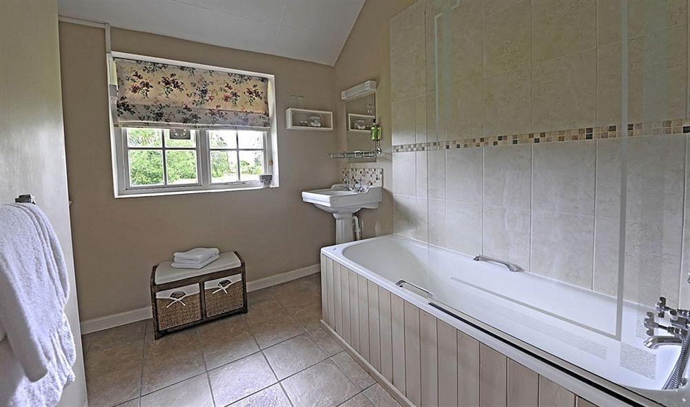 Отель The Cholmondeley Arms Wrenbury Экстерьер фото
